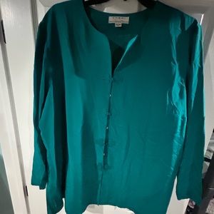 Beautiful SHOMI green plus size button up top!